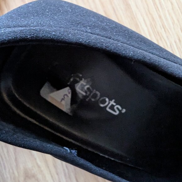 VTG Black Wedge Pumps - Picture 2 of 11